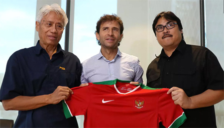 HLV Luis Milla được kỳ vọng sẽ nâng tầm bóng đá Indonesia.
